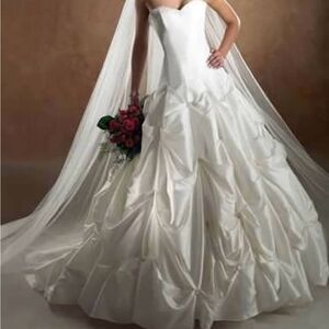 Maggie Sottero wedding dress size 8.